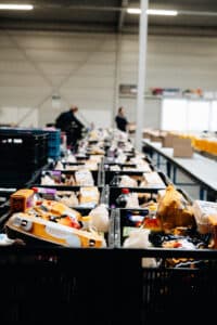 Lange tafels met producten klaar voor de uitgifte in het magazijn